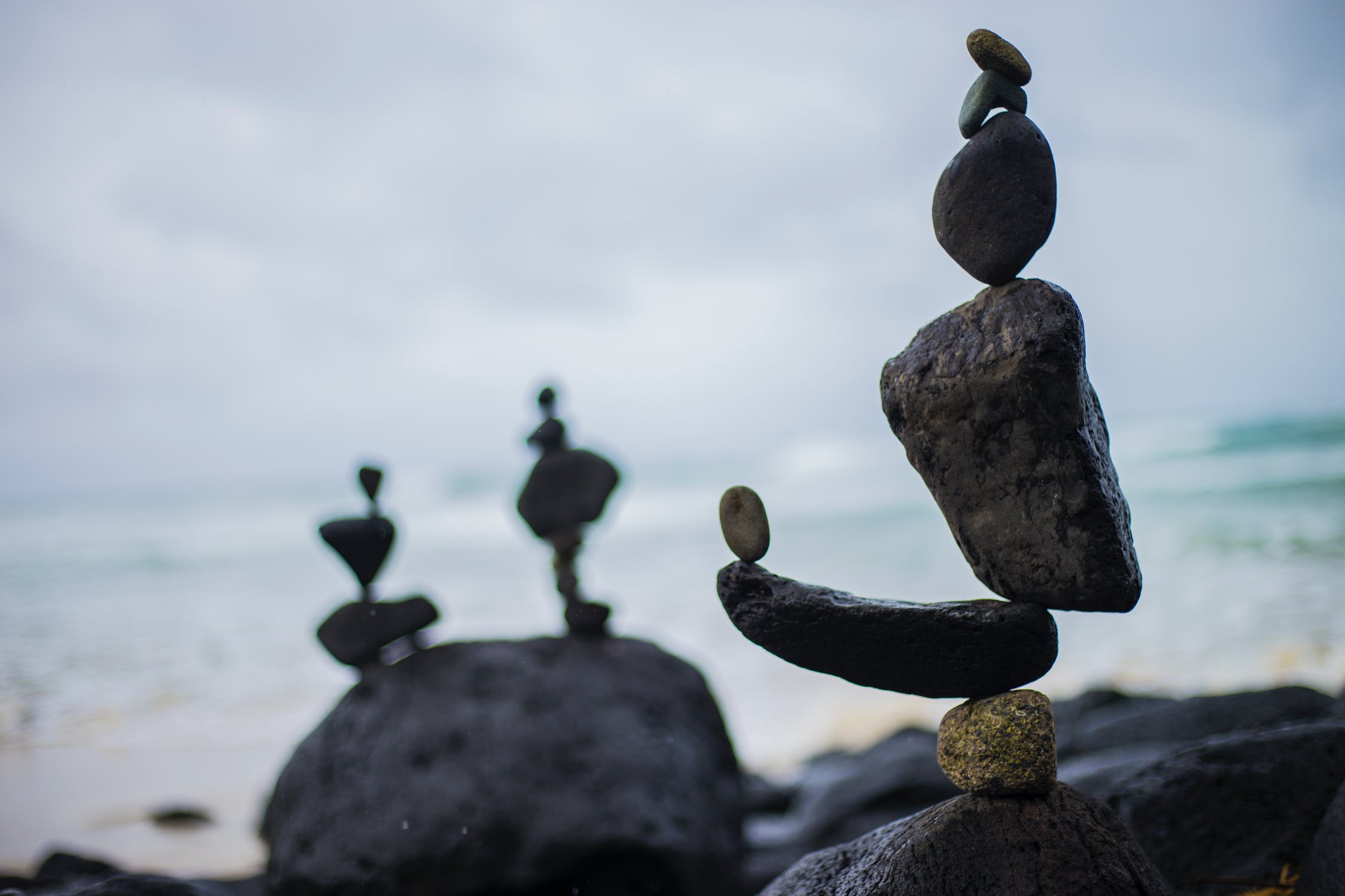 verschillende stenen die op elkaar balanceren